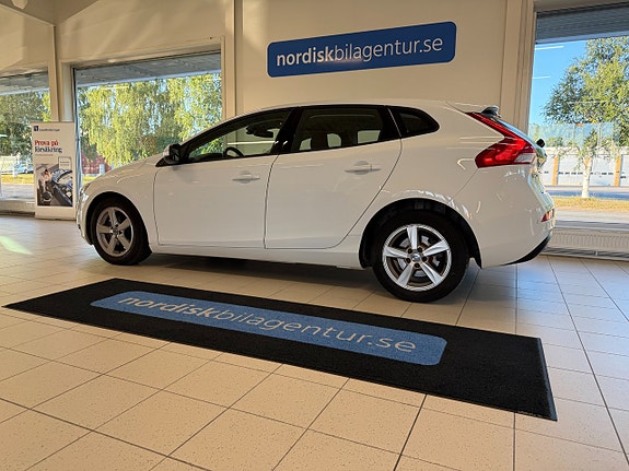 Volvo V40 3 of 5