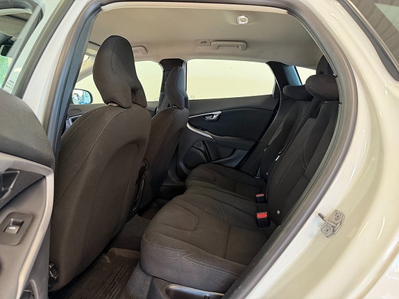 Volvo V40 10 of 16