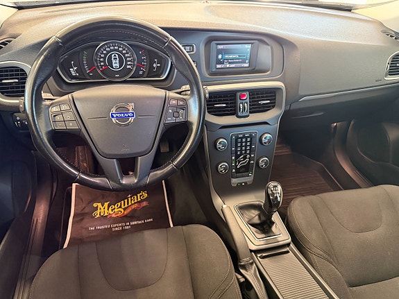 Volvo V40 12 of 16