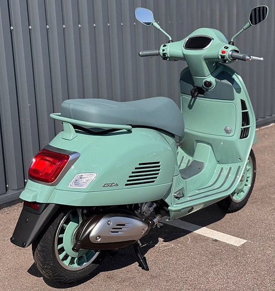 Vespa GTS 310 80th 4 of 7