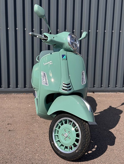 Vespa GTS 310 80th 3 of 7