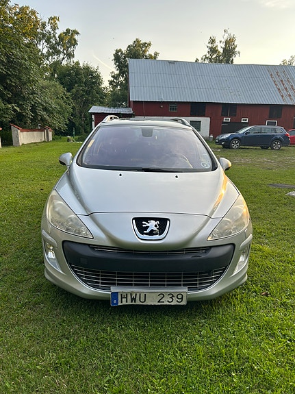 Peugeot 308 SW 2 of 5