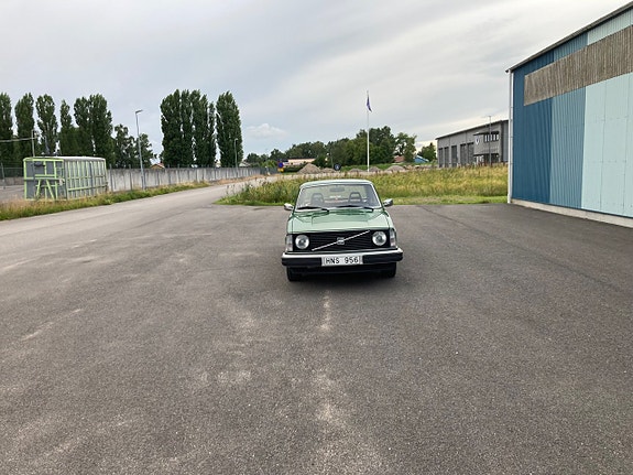 Volvo 242 2 of 5