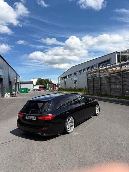 Mercedes-Benz E220 3 of 5