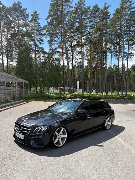 Mercedes-Benz E220 2 of 5