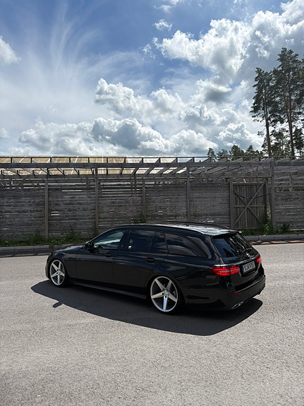 Mercedes-Benz E220 4 of 5