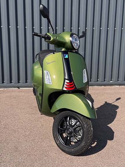 Vespa GTS SuperSport 310 2 of 4