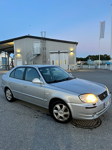 Hyundai Accent 2 of 7