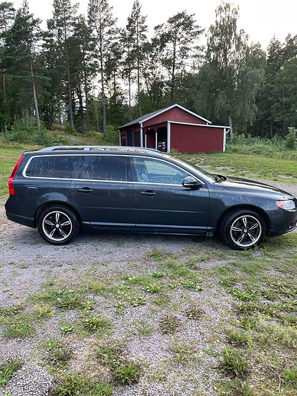 Volvo V70 2 of 5