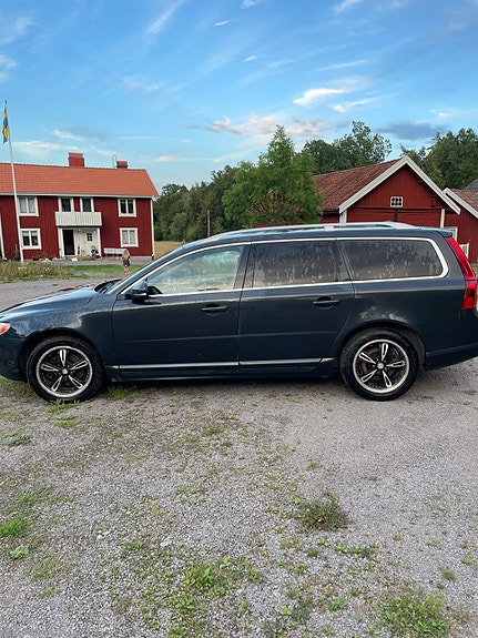 Volvo V70 3 of 5