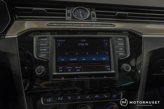 Volkswagen Passat 14 of 24