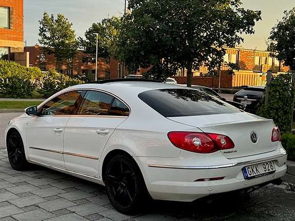 Volkswagen Passat CC 3 of 5