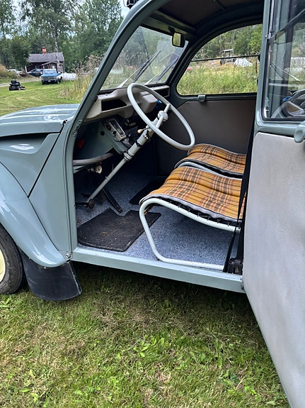 Citroen 2CV 3 of 6