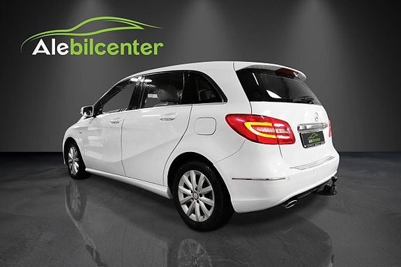 Mercedes-Benz B180 4 of 5
