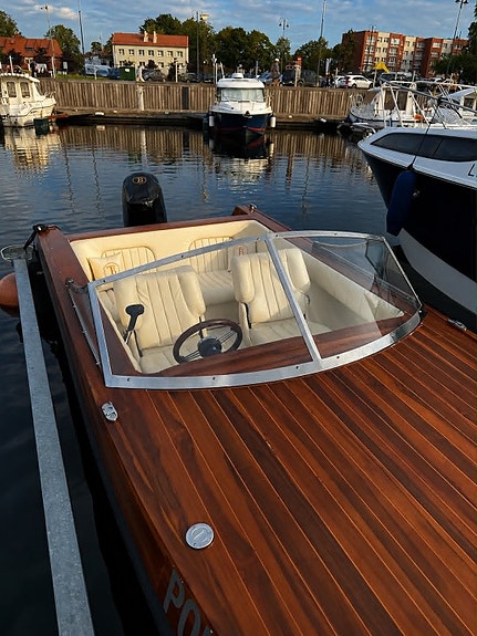 Tiger Boat Custom – Classic Italian-Style Teak Wooden Boat 6 of 9