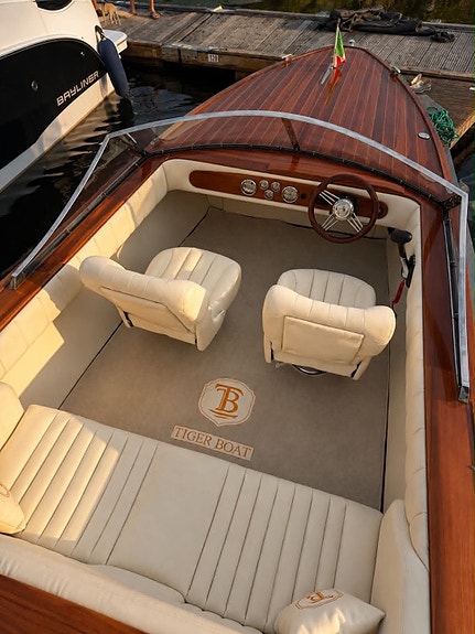 Tiger Boat Custom – Classic Italian-Style Teak Wooden Boat 7 of 9