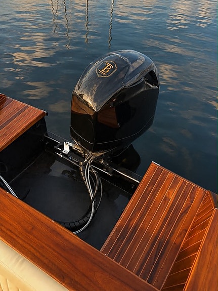 Tiger Boat Custom – Classic Italian-Style Wooden Boat 4 of 5