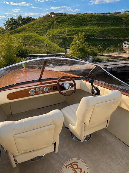 Tiger Boat Custom – Classic Italian-Style Wooden Boat 2 of 5