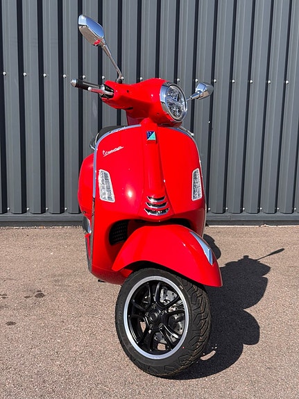 Vespa GTS Super 310 3 of 5