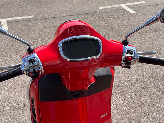 Vespa GTS Super 310 2 of 5