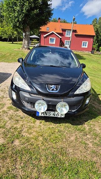 Peugeot 308 SW 2 of 5