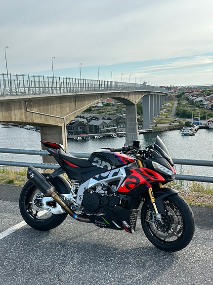 Aprilia Tuono v4 factory 3 of 3