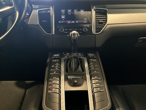 Porsche Macan 10 of 23