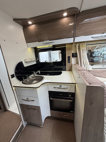 Pilote Galaxy G740 GJ Essentiel (150HK) Långbäddar! ALDE värme! Ugn! Vinteranpassad! Stort garage! 7 of 21