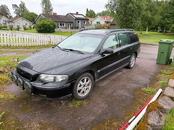 Volvo V70 2 of 3