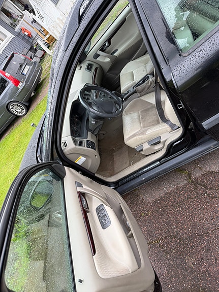 Volvo V70 3 of 3