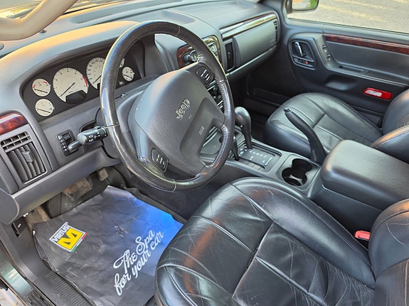 Jeep Grand Cherokee 22 of 24