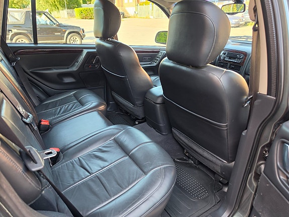 Jeep Grand Cherokee 12 of 24