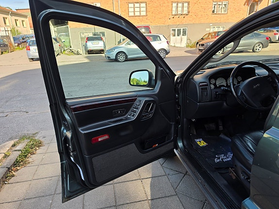 Jeep Grand Cherokee 11 of 24