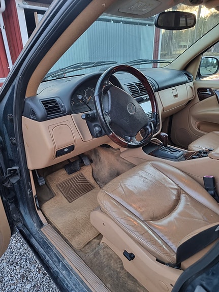 Mercedes-Benz ML430 2 of 4