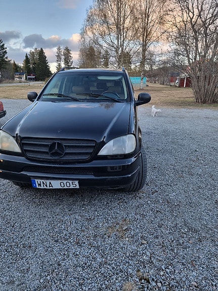 Mercedes-Benz ML430 3 of 4