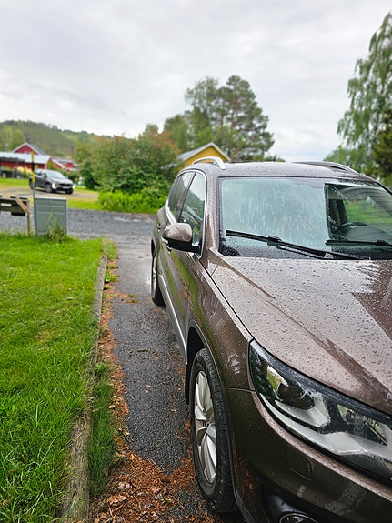 Volkswagen Tiguan 2 of 5