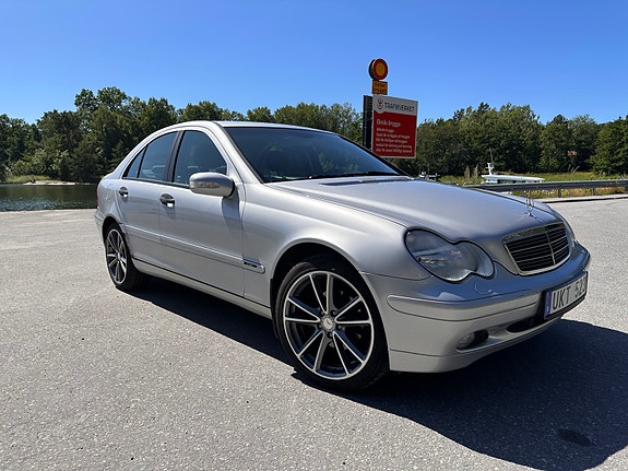 Mercedes-Benz C200 3 of 5