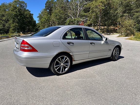 Mercedes-Benz C200 4 of 5