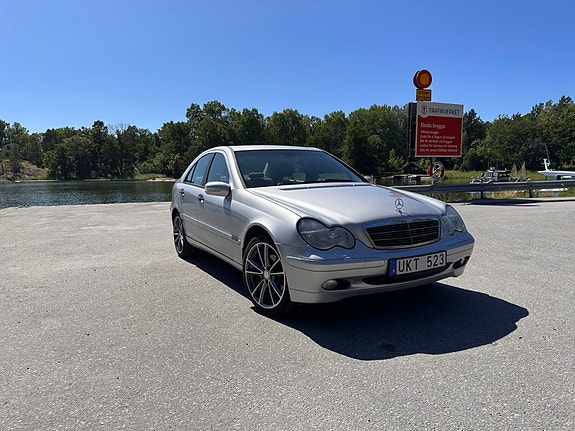 Mercedes-Benz C200 2 of 5
