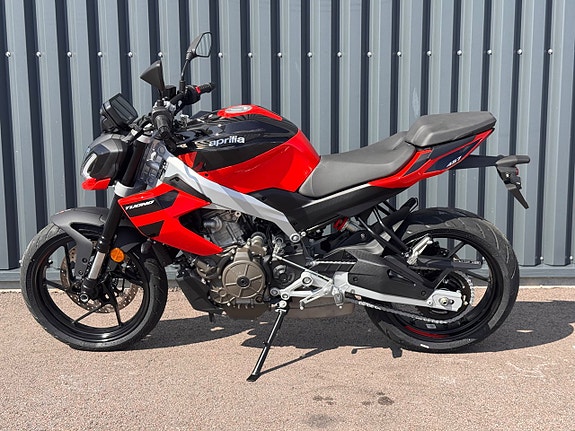 Aprilia Tuono 457 Piranha Red 3 of 5