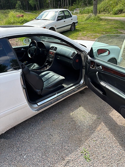 Mercedes-Benz CLK320 2 of 3