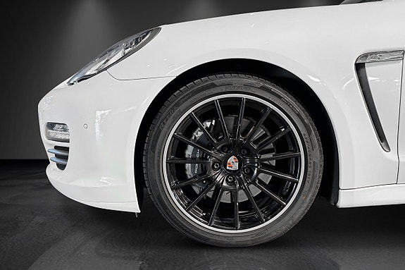 Porsche Panamera 4 5 of 5