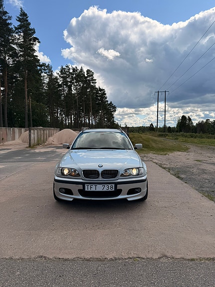 BMW 330Xi 2 of 8
