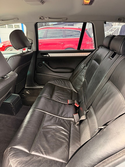 BMW 330Xi 7 of 8