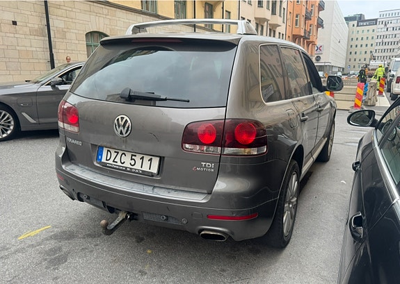 Volkswagen Touareg 2 of 3
