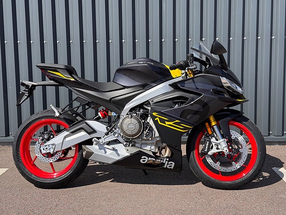 Aprilia RS 660 Venom Yellow & Blue Marlin 2 of 5