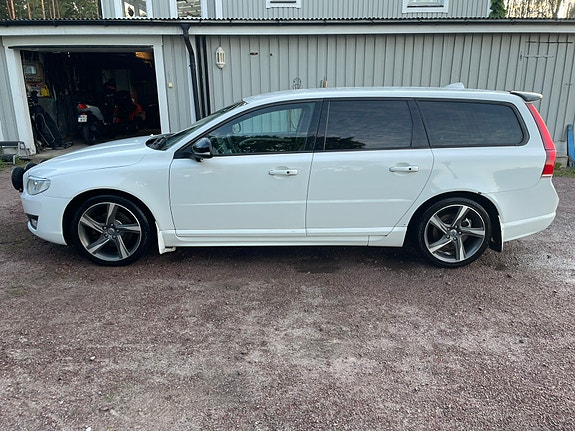 Volvo V70 2 of 16