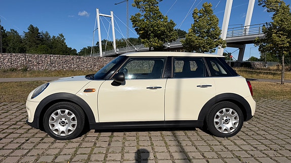 MINI One 2 of 5