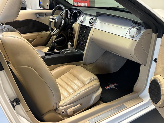 Ford Mustang 28 of 28