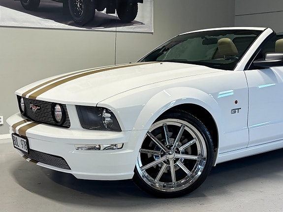 Ford Mustang 4 of 5